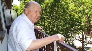 Werner Geiss blickt vom Balkon seiner Wohnung im vierten Stock an der Otto-Beck-Straße ins Grüne.