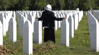 Besonders grausam war der Bosnien-Krieg in Srebrenica. Dort töteten 1995 serbische Milizen 8000 muslimische Männer und Jungen. Es war das größte Massaker in Europa seit dem Zweiten Weltkrieg.