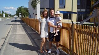 Matthias Schüler mit seiner Frau Miriam und der dreijährigen Tochter Matilda vor dem Kindergarten – er liegt unmittelbar gegenüber ihrem Haus.