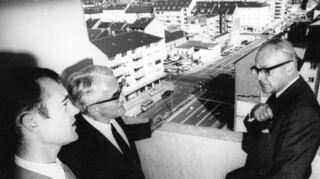 Namensgeber mit umstrittener Haltung: Curt Sandig (Mitte) 1971 bei der Eröffnung und Besichtigung des nach ihm benannten Studentenwohnheims.