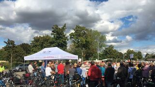 Der Ortstermin des Regierungspräsidiums am geplanten Radschnellweg in der Spessartstraße war gut besucht