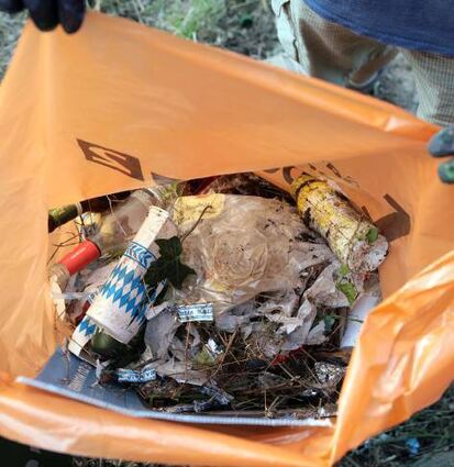 Flaschen, Plastik und Papier – Blick in einen der Müllsäcke.