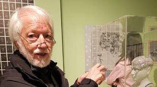 Erklärt und zeigt seine Kunst: Michael Bacht in der Heidelberger Ausstellung.