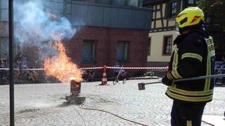 Beim Tag der offenen Tür informierte die Feuerwehr Heddesheim auch über Gefahren im Alltag – zum Beispiel anhand einer handelsüblichen Haarlackdose.