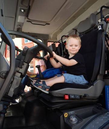 Feuerwehrfan Paul (2) gefiel es hinter dem Steuer des Feuerwehrautos.