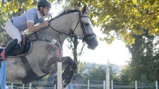 Der Lampertheimer Denis Kühn gewinnt auf Chocochino die Springprüfung der Klasse L .