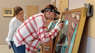 Genau hinschauen: Restauratorin Katrin Radermacher (vorne) und Tanja Narr (Fondation Beyeler) untersuchen „Jardin à Issy (L’Atelier à Clamart)“ von Matisse.