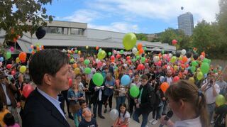 Erster Bürgermeister Jürgen Odszuck (links) und Monika Kindler, vom Trägerverein des Emmertsgrunder Stadtteilmanagements, bei ihrer Rede.