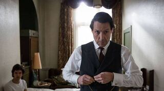 Seine Affäre mit dem Stallburschen Norman (Ben Whishaw, l.) wird Politiker Jeremy Thorpe (Hugh Grant, rechts) bereuen.