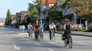 Grünen-Fraktionschef Michael Haug plädiert für ein fahrradfreundlicheres Ilvesheim – hier Radfahrer auf der Feudenheimer Straße.
