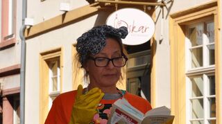 „Putzfrau“ July Söberg stellt in der Haspelgasse in der Heidelberger Altstadt ihren Krimi „Eiskalt erwischt“ vor. Noch bis Sonntag kann man in Heidelberg an vielen Orten in der Unesco-Literaturstadt regionale Autoren und Verlage erleben.