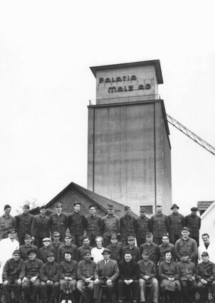 Foto aus alten Zeiten: Die Belegschaft von Palatia Malz am Stammwerk Kreimbach-Kaulbach (Landkreis Kusel/Rheinland-Pfalz) in den 1960er Jahren.