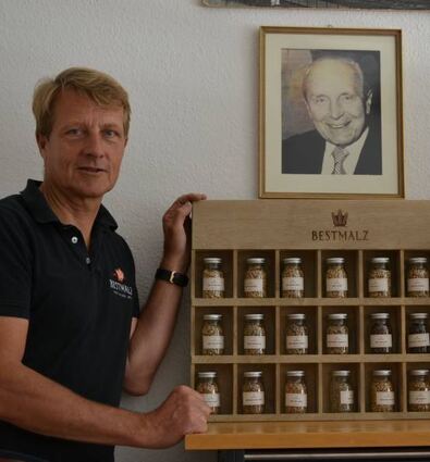 Chef Axel Göhler vor dem Bild seines Großvaters.