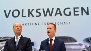 Volkswagen-Aufsichtratschef Hans Dieter Pötsch (l.) und der Vorstandsvorsitzende Herbert Diess sollen Anleger zu spät über den Dieselskandal informiert haben.