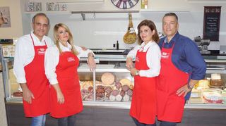 Pino und Paola Di Pasquale (links) übergeben ihren italienischen Feinkostenladen schweren Herzens aber mit gute Gewissen an Lucia und Sebastian Pollani. Das Ehepaar hat vorher einen italienischen Gastronomiebetrieb in Frankenthal geführt.