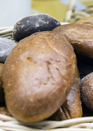 Aus altem Brot lässt sich ein leckerer Salat zaubern.
