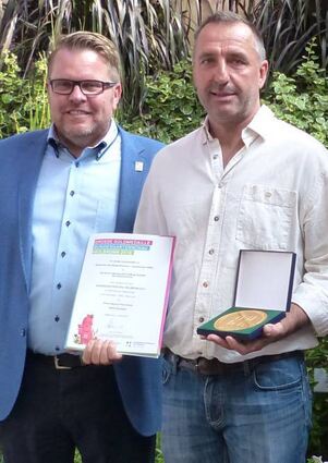 Mit Rolf Thierer (r.), Betriebsleiter in Bürstadt, freut sich Rüdiger Eckhardt von der Gartenschau-Gesellschaft.