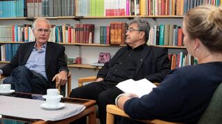 Beraten über eine Marketing-Strategie für die Kirche (v.l.): Harald Schmidt und Jesuitenpater Werner Holter im Gespräch mit „MM“-Reporterin Angela Boll.