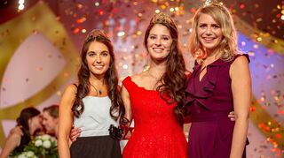 Weinhoheiten im Glitzerregen: Die Prinzessinen Carolin Hillenbrand (links) und Julia Sophie Böcklen umrahmen die Deutsche Weinkönigin Angelina Vogt.