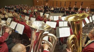 Während die Musiker den ganzen Abend Vollgas gaben, durfte das Publikum klatschen, tanzen, jubeln und mitsingen, aber auch entspannen.