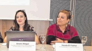 Kämpfen für faire Arbeitsbedingungen: Menschenrechtsaktivistin Amani Allagui (v.l.) und Näherin Houda El Fadhel aus Tunesien.