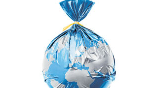 Plastik-Müllbeutel mit einem Aufdruck der Erdkugel.