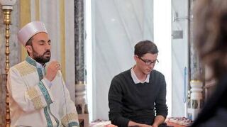 Mikail Kiber (r.) und Imam Muhammed Güntay erklären das Gebet.