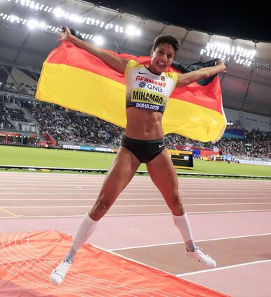 Riesige Freude nach dem Gold-Coup bei der WM: Malaika Mihambo tanzte mit der Deutschland-Fahne durch das Al Khalifa International Stadium in Doha.