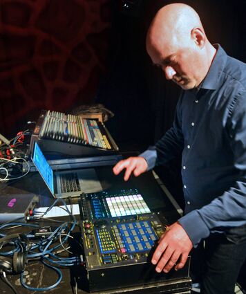Der norwegische Musiker Jan Bang mischt die Töne, die ihm das Frankfurter Ensemble Modern liefert, zusammen und gibt sie elektronisch verwandelt zurück.