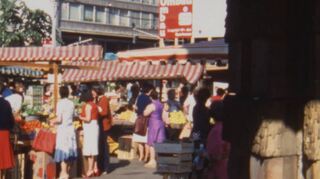 Der Wochenmarkt mit dem Neubau der Sparkasse.