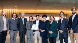 Freuen sich über die Auszeichnung (v.l.): Wulf Kramer, Philipp Morlock, Winfried Kretschmann, Julia Alicka, Michael Vollmann (nebenan.de Stiftung), Gisela Erler (Staatsrätin) und eine Mitarbeiterin, Philipp Kohl und Robin Lang.