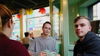 Setzen sich für mehr Verständnis ein (v.l.): die Studentin Julia, BWL Student Jonas Kutzschbach und Notfallsanitäter Dominik Wickert beim Treffen im Café.