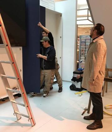 Die Schreiner (v.l.) Anthony Till und Nick Fleckhaus sowie Inneneinrichter Torsten Ohrnberger bei der Arbeit.