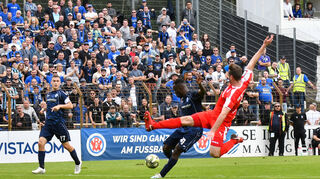 Kevin Koffi (Mitte) markierte das 1:0 für den SV Waldhof im Stadtderby gegen den VfR Mannheim.