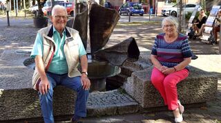 Walter und Doris Dörr am Brunnen vor dem Rathaus, der schon mal einen Jahresorden der „Löwenjäger“ zierte.