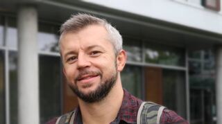 Die Kameradrohne hat Filmemacher David Borymski mit seinem Smartphone so eingestellt, dass sie vor ihm in der Luft schwebt.