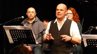 Georg Veit erläutert das Projekt, hinten (v. l.) die Sänger Thomas Simon und Kati Sommer.