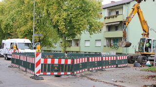 An diesem Ort, der Einmündung der Brettener in die Zähringer Straße, hatte ein Bagger die in vier Metern Tiefe liegende Leitung beschädigt.