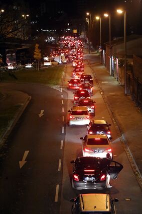 Nichts geht mehr: Auch der Verkehr, der auf die Adenauer-Brücke ausweicht, steht.