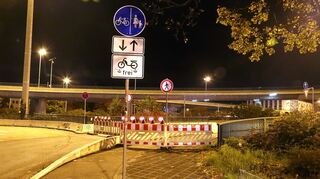 Entgegen der Ankündigung wurde auch der Rad- und Fußweg gesperrt. Allerdings rechtlich gesehen nur für Fußgänger, wie das Verkehrsschild im Hintergrund zeigt.
