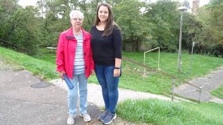 Lieben an ihrem Heimatviertel, dass es dort viele Freiflächen gibt: Brigitte Volz und ihre Enkelin Vanessa Schöllkopf.