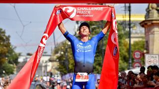 Neben dem Erfolg beim Ironman Barcelona über die Langdistanz triumphierte Florian Angert in diesem Jahr auch bei der Challenge Prag über die Mitteldistanz.