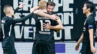 Mijat Gacinovic (v. l.), Torschütze Martin Hinteregger, David Angel Abraham und Daichi Kamada feiern den Treffer zur zwischenzeitlichen 2:0-Führung der Frankfurter über Lüttich.
