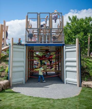 Spielende Kinder auf der abenteuerlichen „alla hopp!“-Anlage in Speyer.