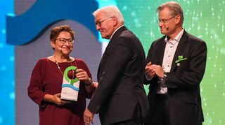 Preisträgerin Ingrid Kögel-Knabner bekommt die Auszeichnung von Frank-Walter Steinmeier (M.) überreicht. Rechts der zweite Preisträger, Reinhard Schneider.