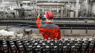 Bis zu 60 000 Flaschen pro Stunde können das Mannheimer Coca-Cola-Werk verlassen und werden anschließend ausgeliefert.