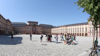 Die Universität – Studenten beschweren sich über zu knappes Geld.