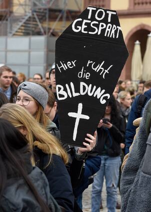 Symbolisch tragen die Demonstrationsteilnehmer im Ehrenhof des Schlosses die Bildung zu Grabe.