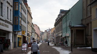 Die Hauptstraße in Riesa (Sachsen), aufgenommen am 30.01.2017. Riesa liegt an der Elbe, aber auch irgendwie fernab.