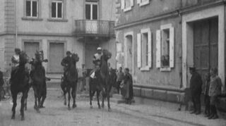 Gewagte Ritte – auf der Rennbahn (oben) und danach zurück durch den alten Dorfkern von Seckenheim zeigen die privaten Aufnahmen von 1926.